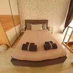 Fanis House