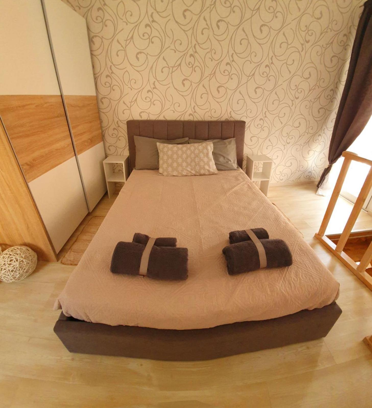 Fanis House *
